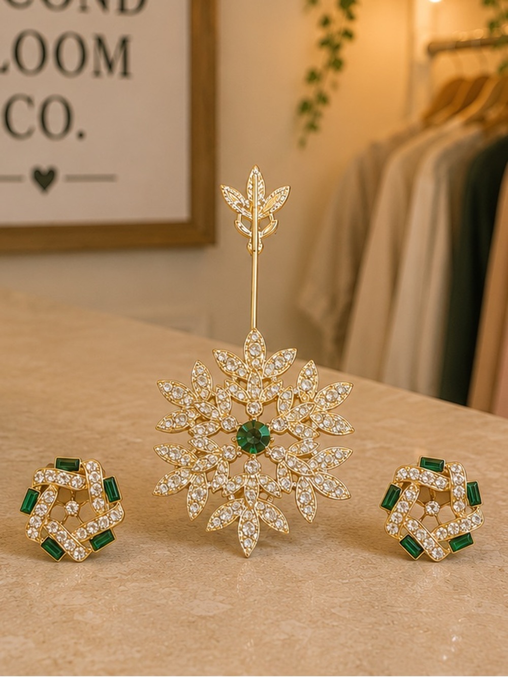 Vintage Emerald Green Rhinestone Brooch & Clip-On Earrings Set Gold Tone